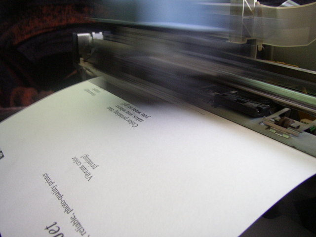 Tisknutí dokumentu, popsaný papír
